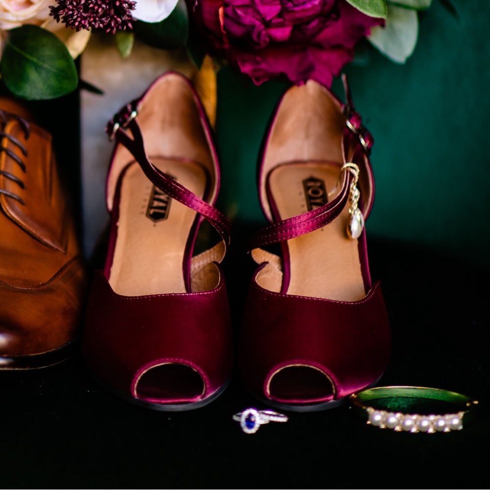 1940s-inspired peep toe pumps